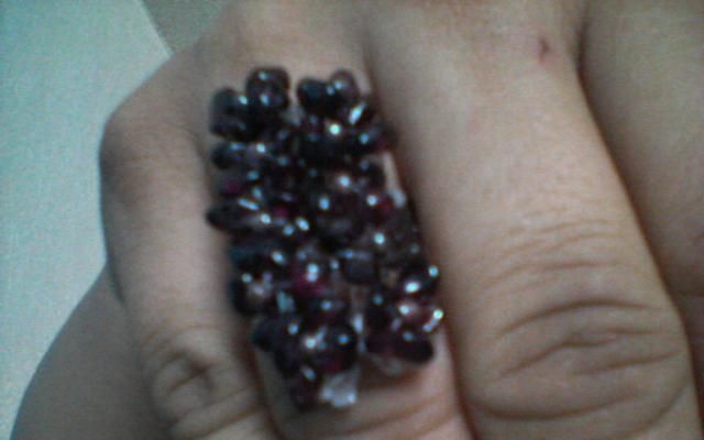 anillo tejido en granate