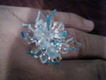 anillo con cristal  e hilo azul